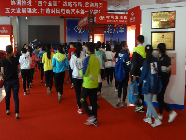 县实验小学部分小学生来必发888科技展厅开展科普日活动